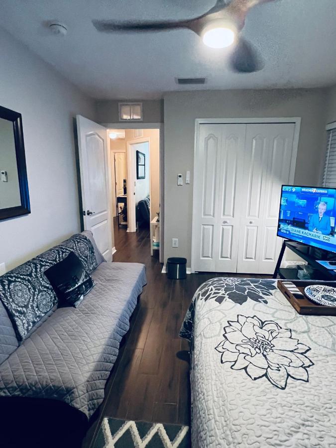 Ruskin Fl Private 2 Bdrm 1 Bath Suite Common Areas Shared With Host And Cat Екстер'єр фото